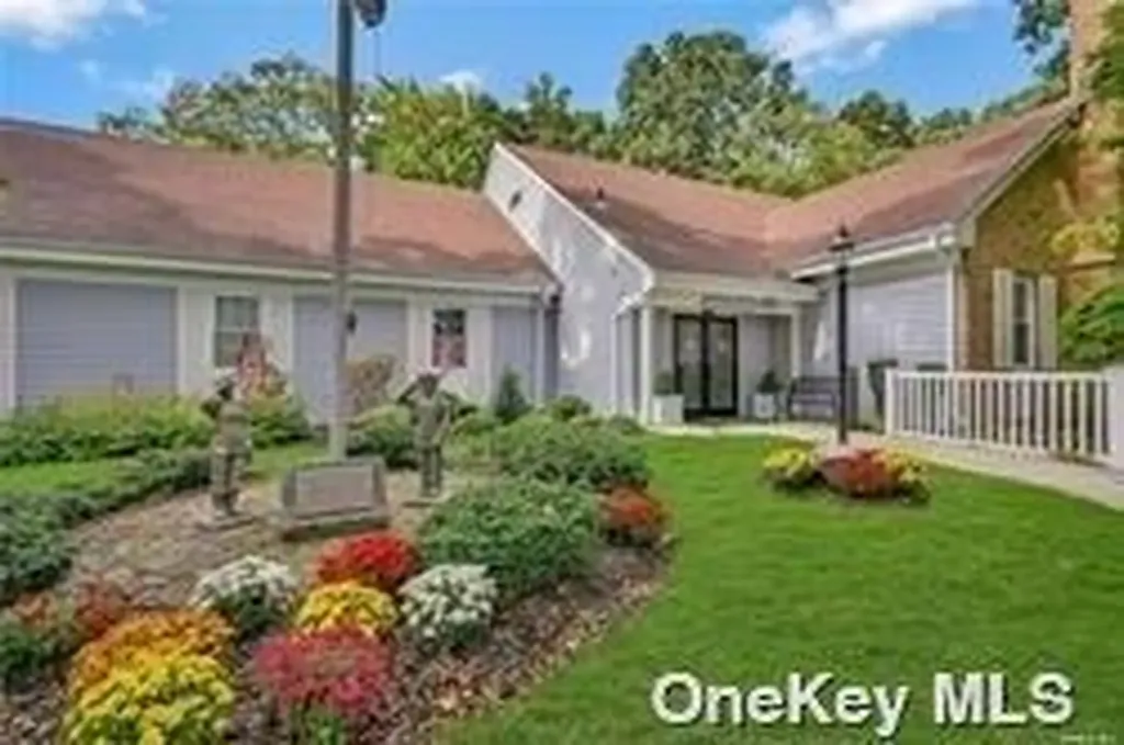 221 Belfast Lane Ridge NY 11961