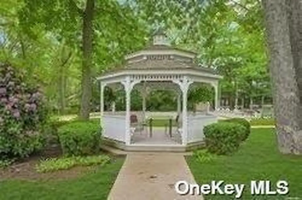 221 Belfast Lane Ridge NY 11961