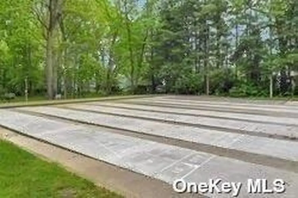 221 Belfast Lane Ridge NY 11961