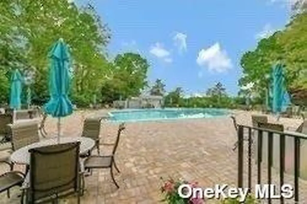 221 Belfast Lane Ridge NY 11961