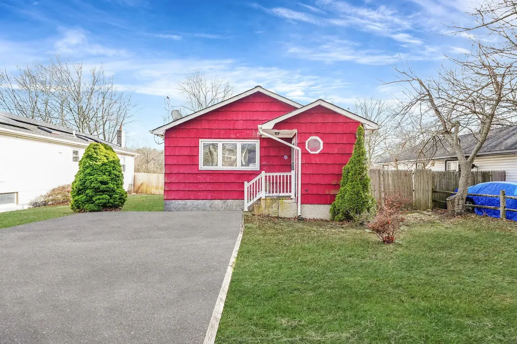 80 Meadowmere Avenue Mastic NY 11950