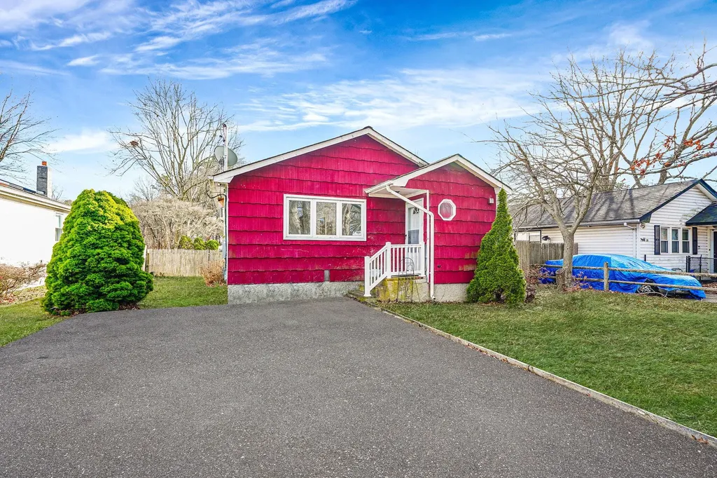 80 Meadowmere Avenue Mastic NY 11950