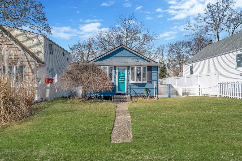 15 Locust Place Babylon NY 11726