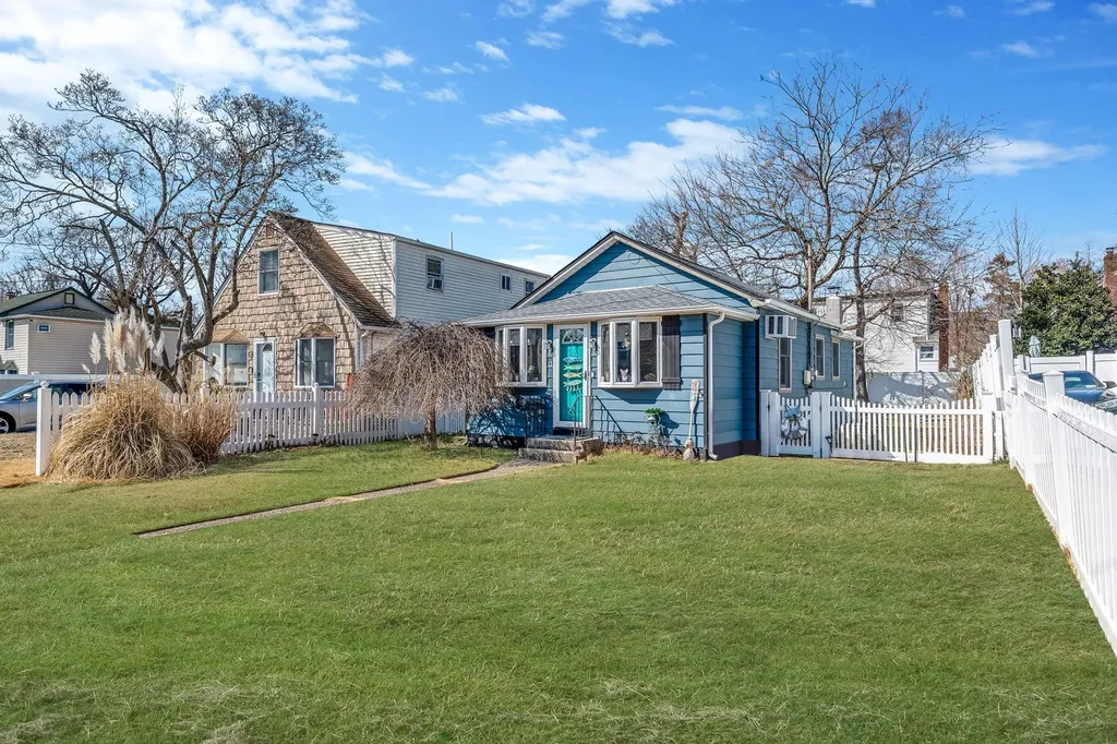 15 Locust Place Copiague NY 11726