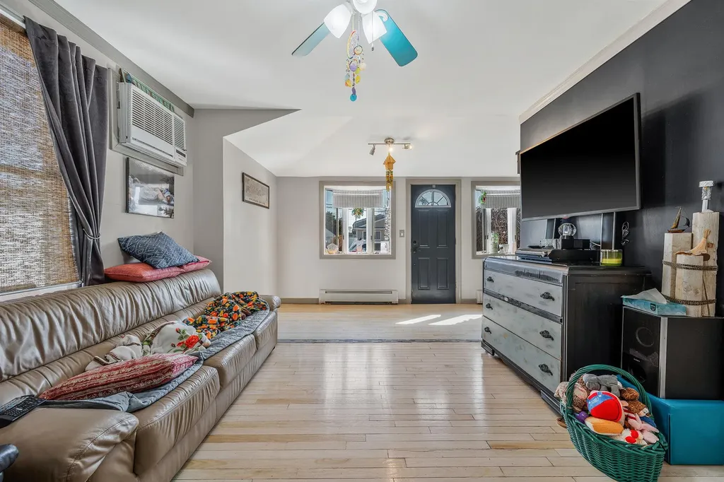 15 Locust Place Copiague NY 11726