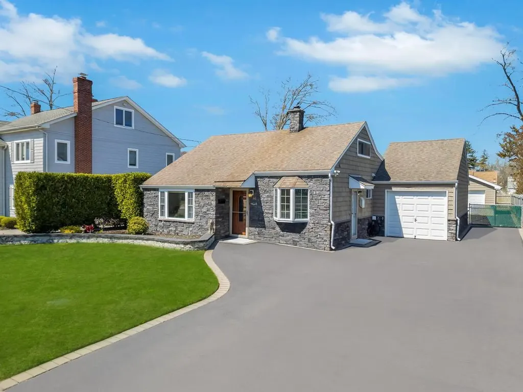 61 Maple Street Islip NY 11751