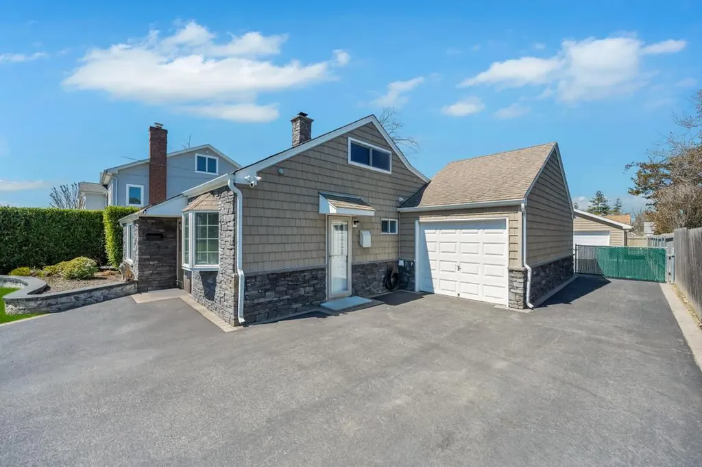 61 Maple Street Islip NY 11751