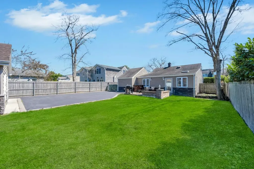61 Maple Street Islip NY 11751