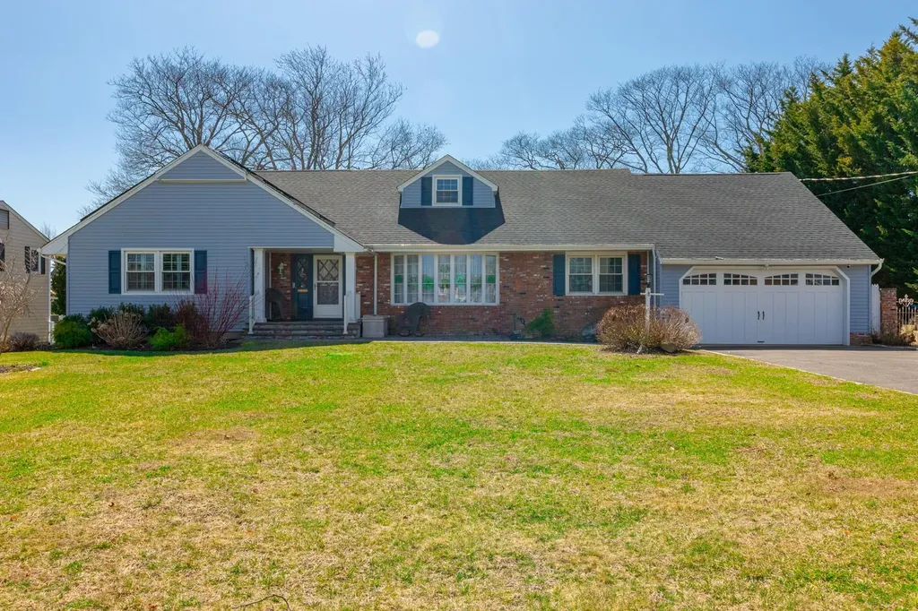 8 Colonial Court Bay Shore NY 11706