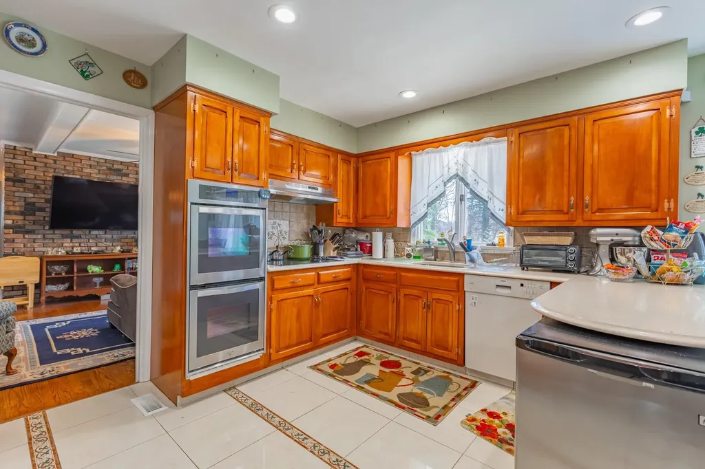 8 Colonial Court Bay Shore NY 11706