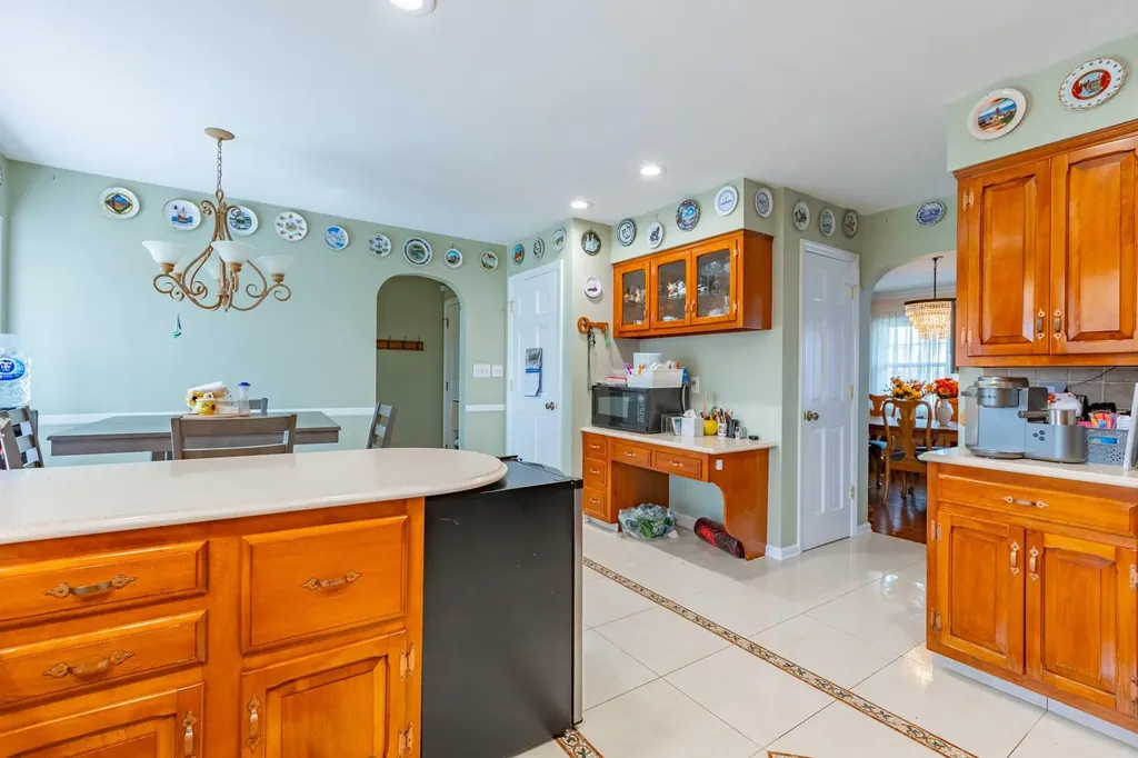 8 Colonial Court Bay Shore NY 11706