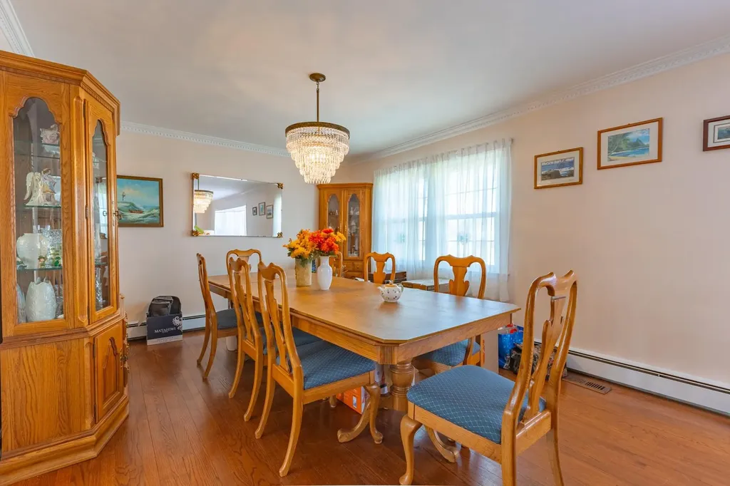8 Colonial Court Bay Shore NY 11706