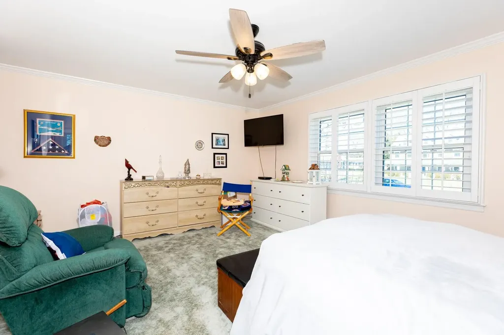 8 Colonial Court Bay Shore NY 11706
