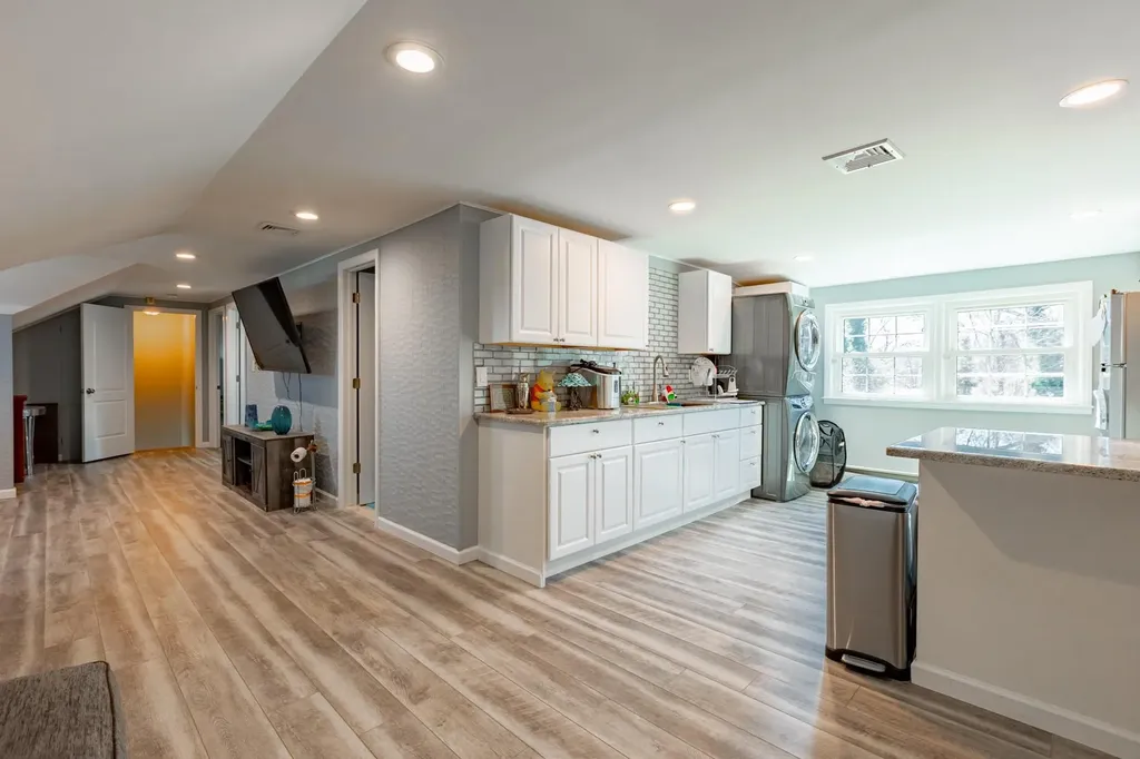 8 Colonial Court Bay Shore NY 11706