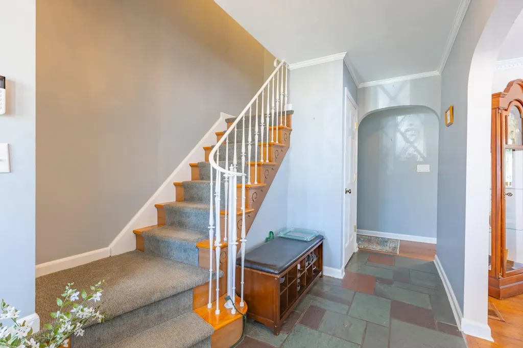 8 Colonial Court Bay Shore NY 11706