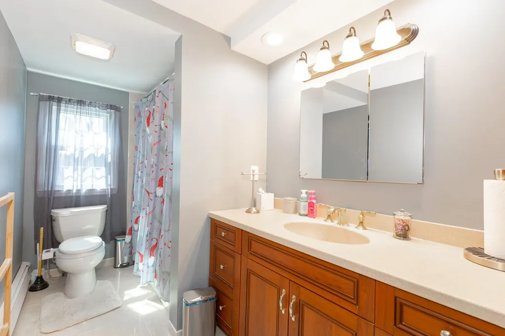 8 Colonial Court Bay Shore NY 11706