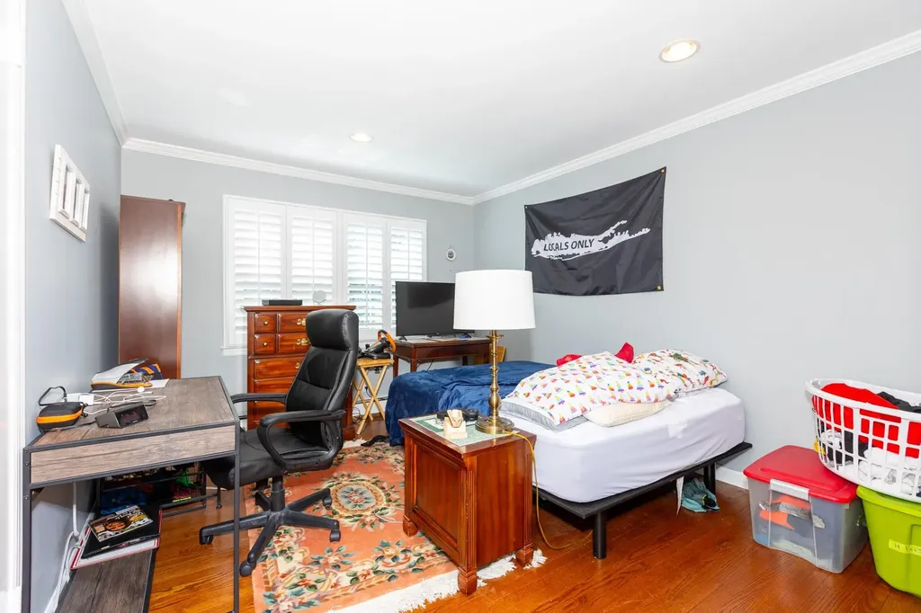 8 Colonial Court Bay Shore NY 11706