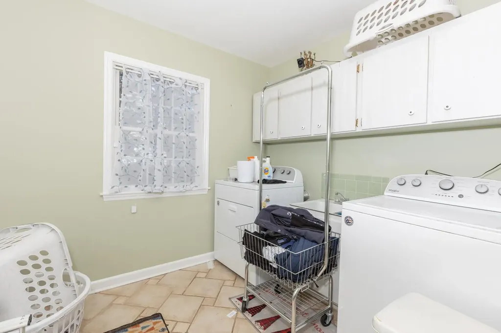 8 Colonial Court Bay Shore NY 11706