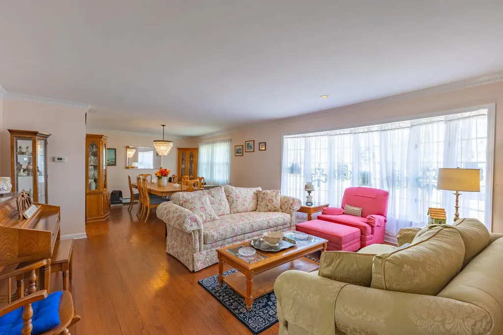 8 Colonial Court Bay Shore NY 11706