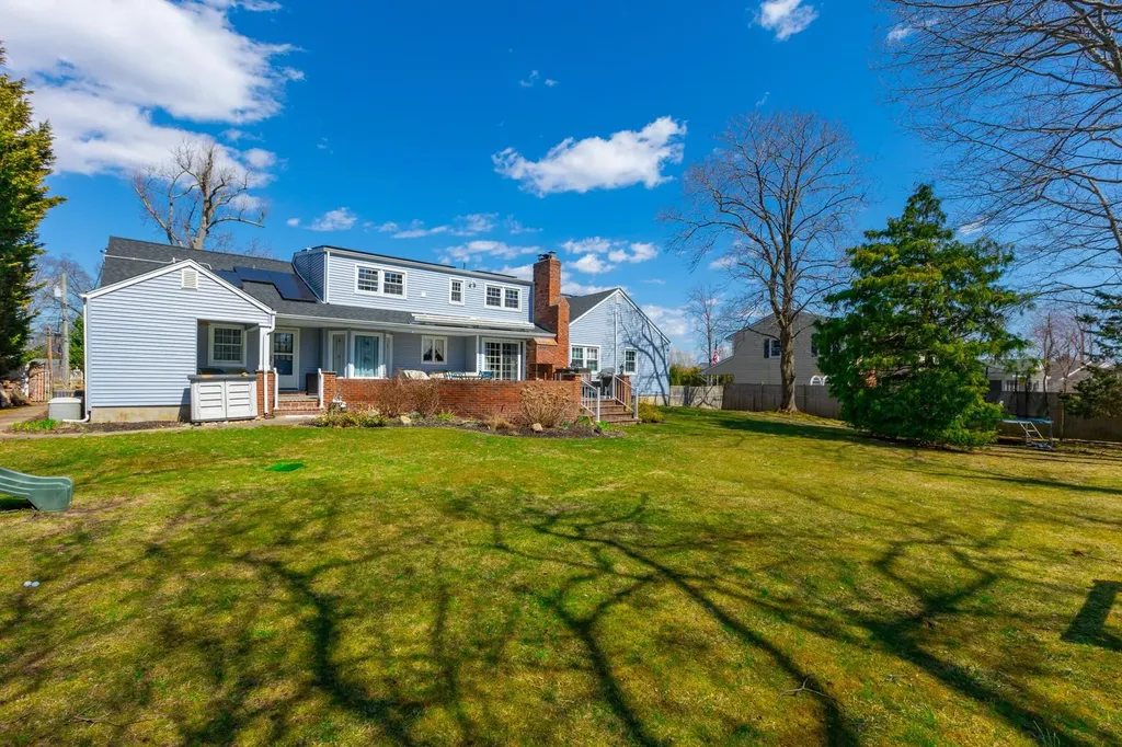 8 Colonial Court Bay Shore NY 11706