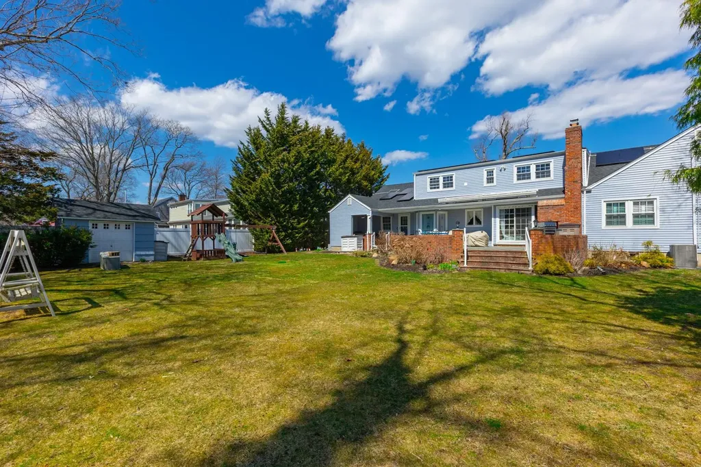 8 Colonial Court Bay Shore NY 11706