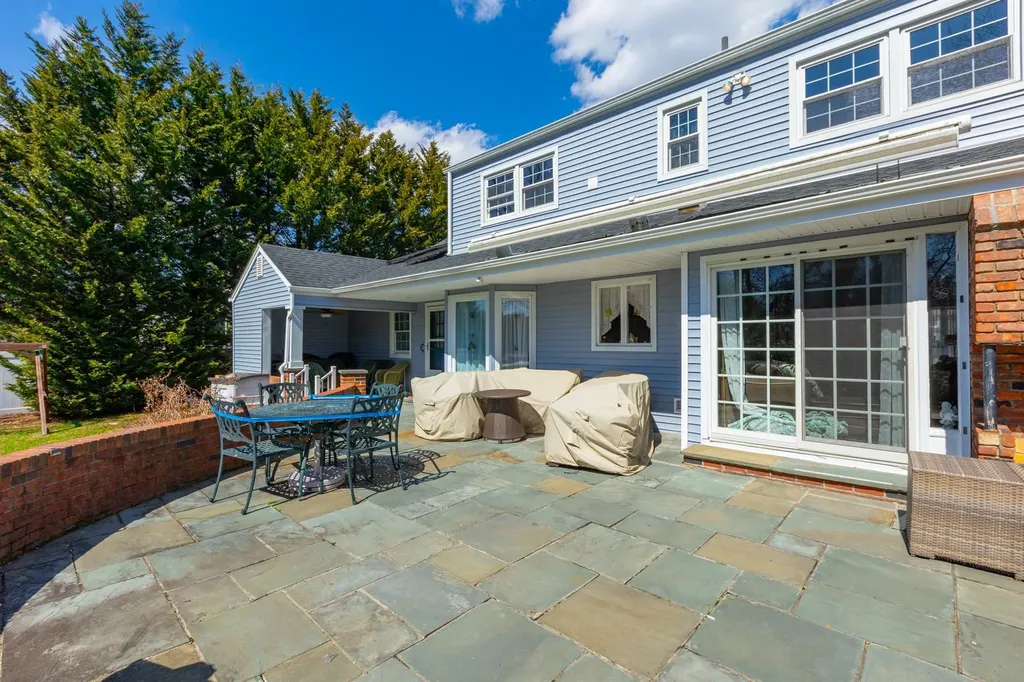 8 Colonial Court Bay Shore NY 11706