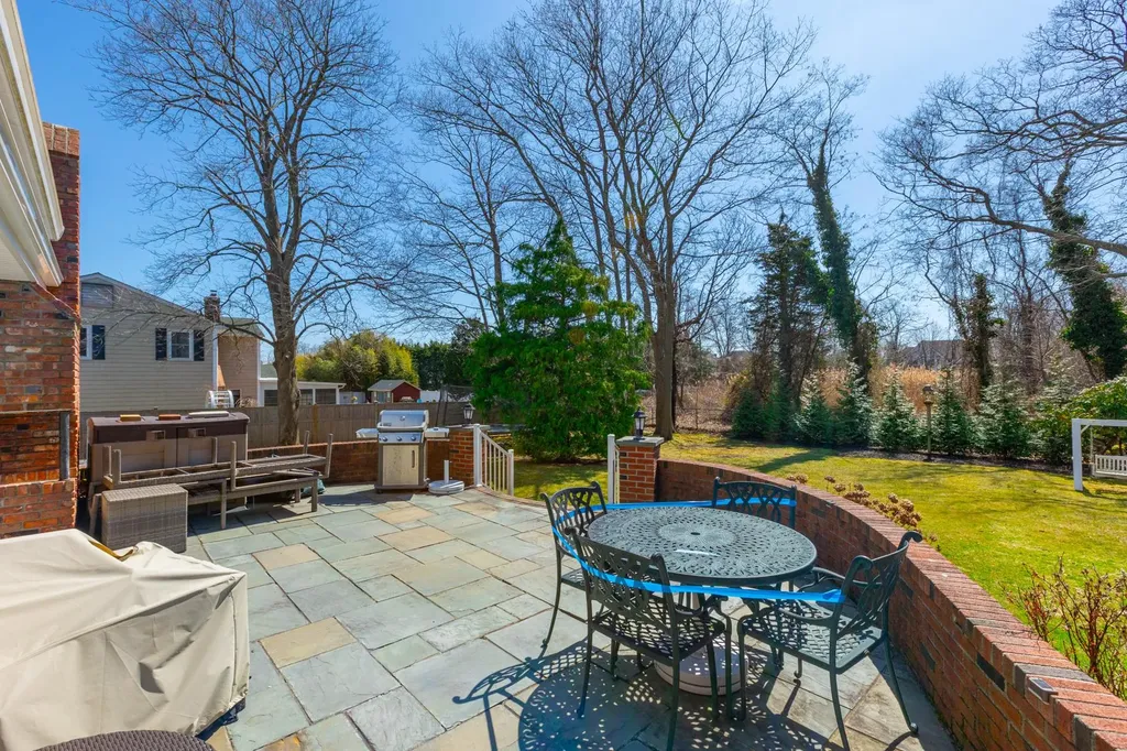 8 Colonial Court Bay Shore NY 11706