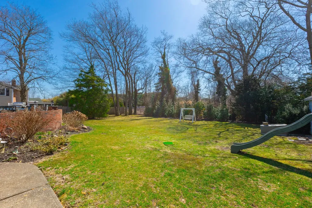 8 Colonial Court Bay Shore NY 11706