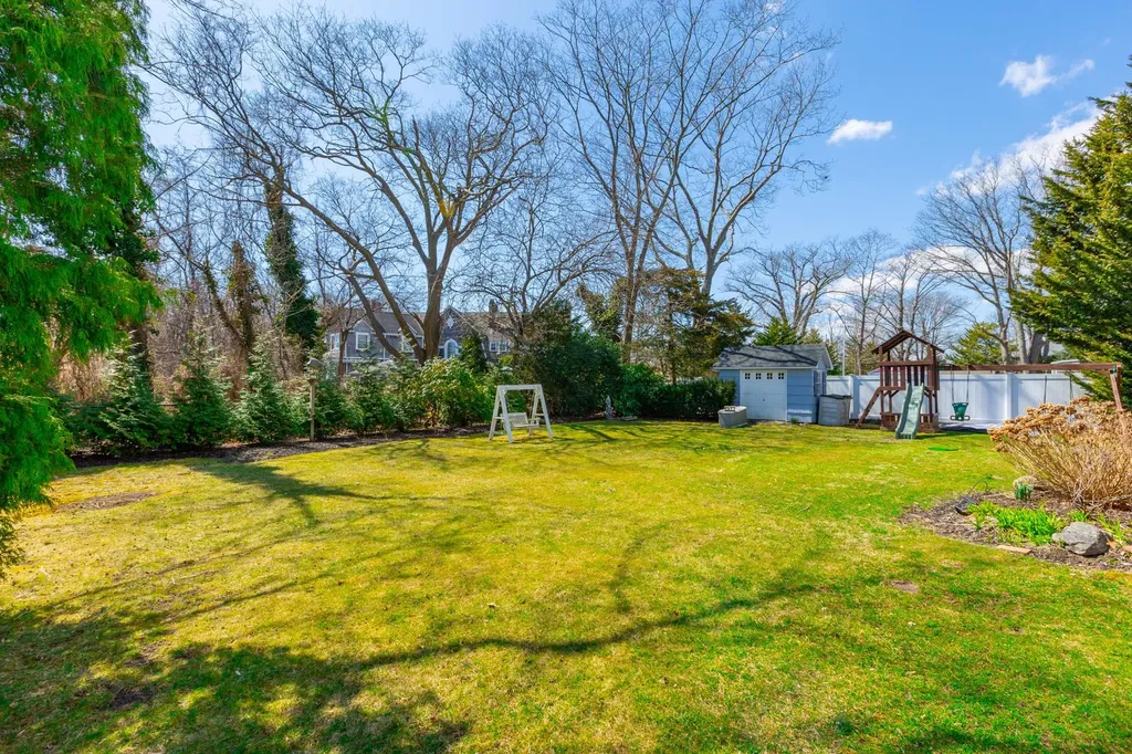 8 Colonial Court Bay Shore NY 11706