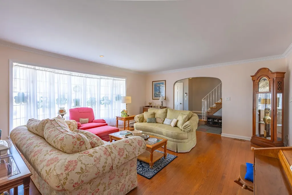 8 Colonial Court Bay Shore NY 11706