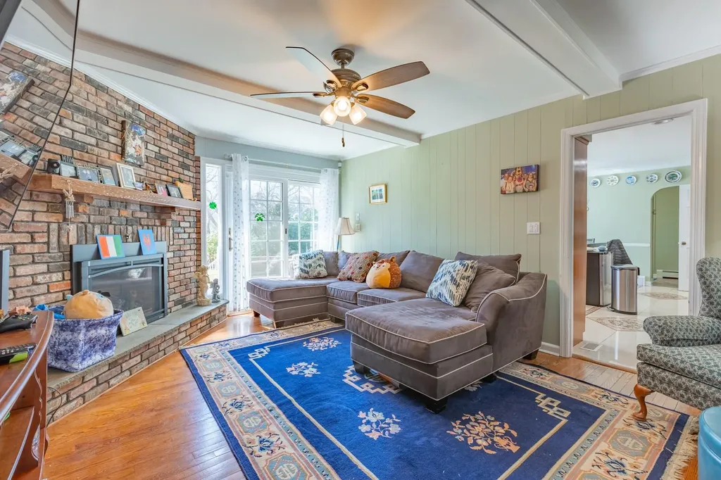 8 Colonial Court Bay Shore NY 11706