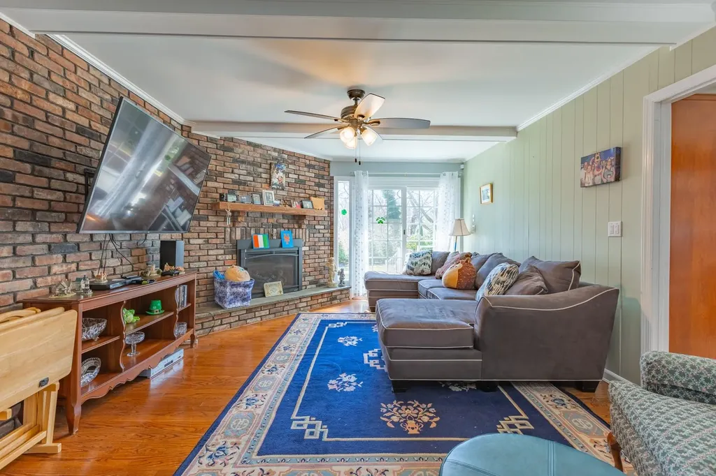 8 Colonial Court Bay Shore NY 11706