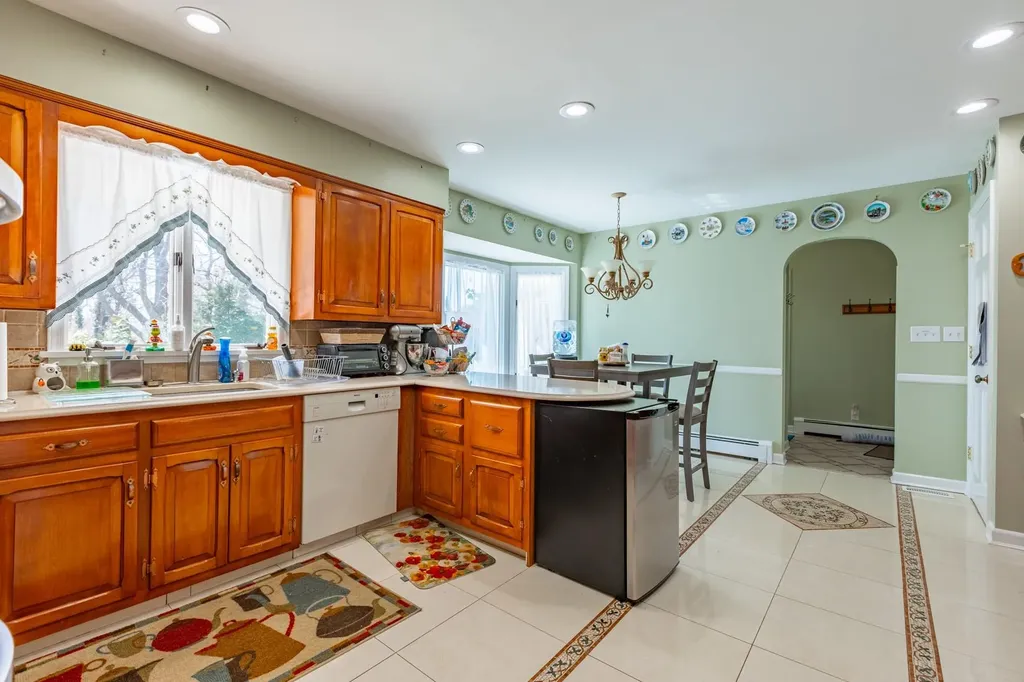 8 Colonial Court Bay Shore NY 11706