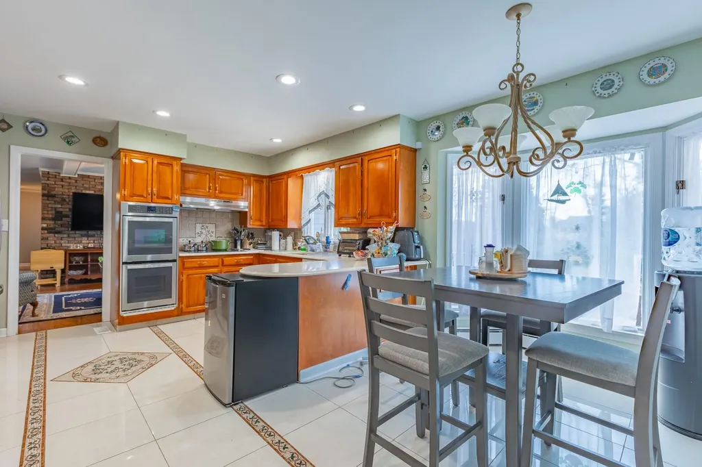 8 Colonial Court Bay Shore NY 11706