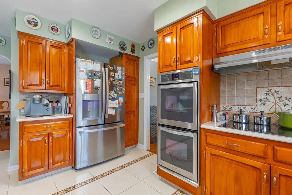 8 Colonial Court Bay Shore NY 11706