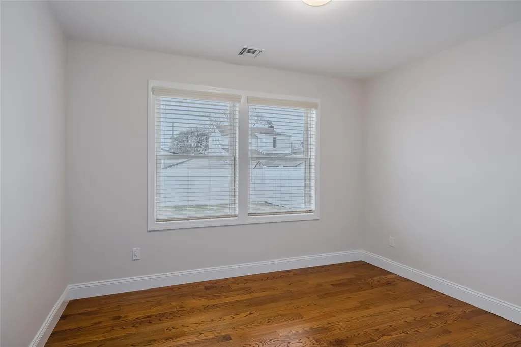 129 E Belle Terre Avenue Lindenhurst NY 11757