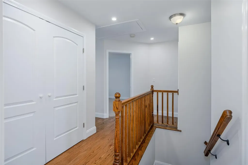 129 E Belle Terre Avenue Lindenhurst NY 11757