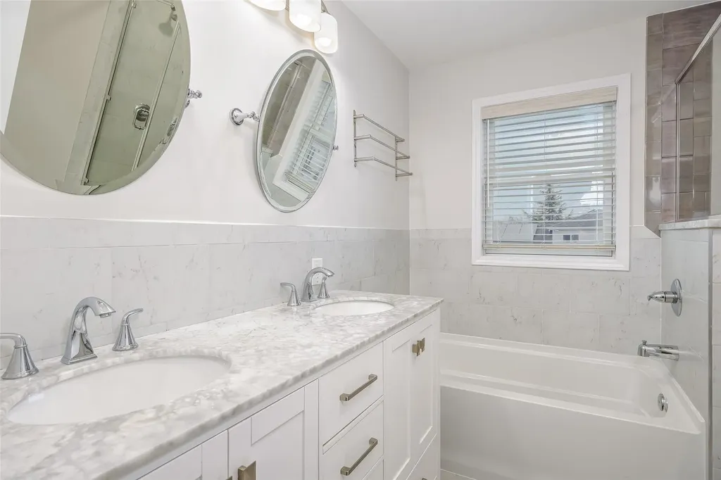 129 E Belle Terre Avenue Lindenhurst NY 11757