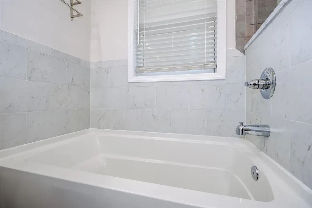 129 E Belle Terre Avenue Lindenhurst NY 11757