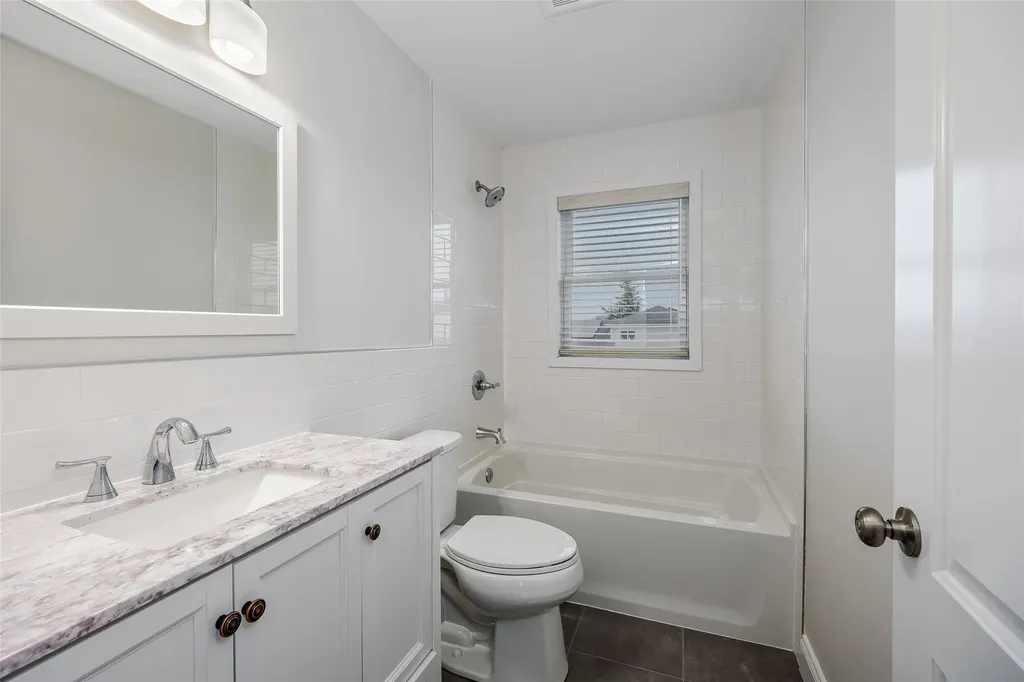 129 E Belle Terre Avenue Lindenhurst NY 11757