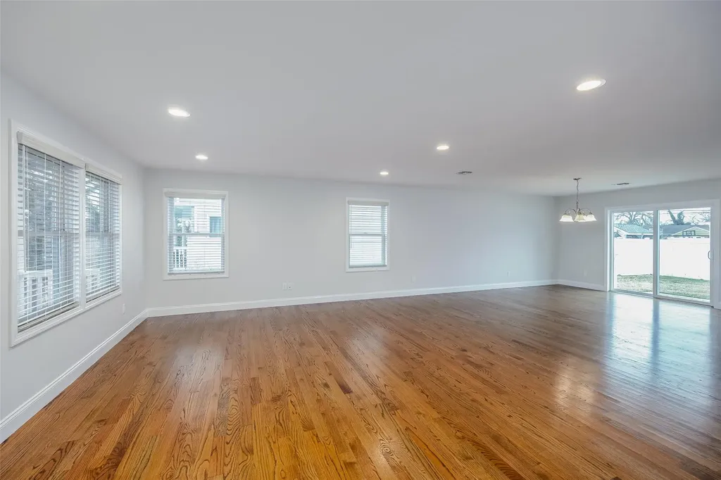 129 E Belle Terre Avenue Lindenhurst NY 11757