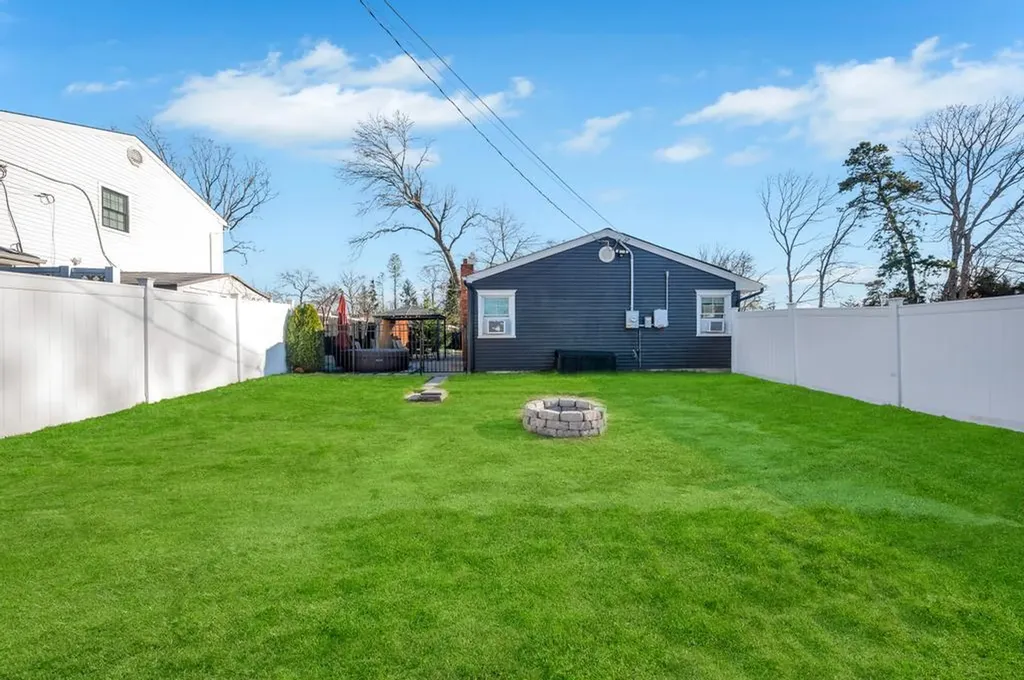 1 Jane Lane Selden NY 11784