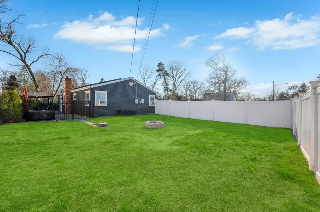 1 Jane Lane Selden NY 11784