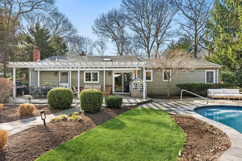 10 Rolling Hill Road Hampton Bays NY 11946