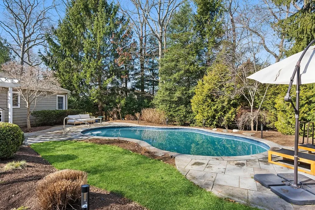 10 Rolling Hill Road Hampton Bays NY 11946