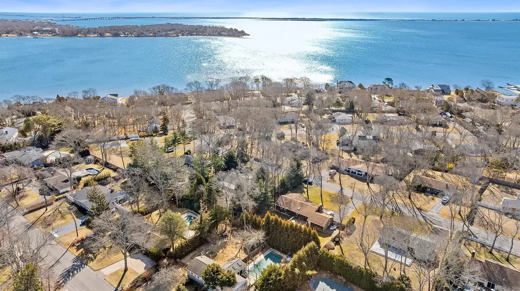 10 Rolling Hill Road Hampton Bays NY 11946