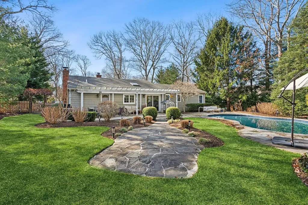 10 Rolling Hill Road Hampton Bays NY 11946