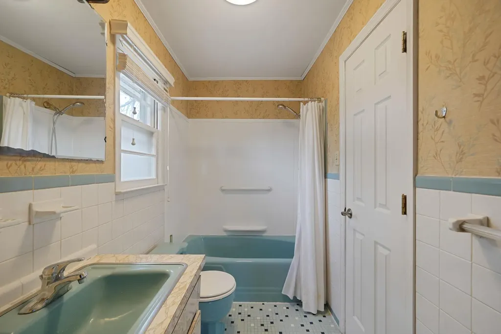 102 Hillside Road Deer Park NY 11729