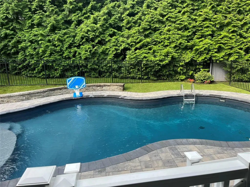 24 Pimlico Drive Commack NY 11725