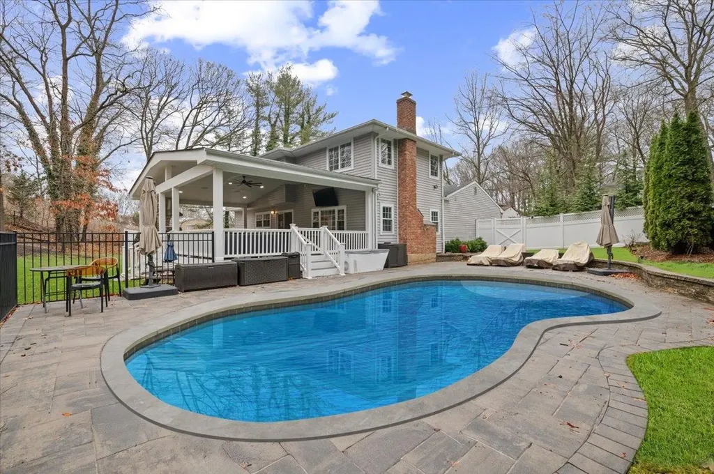 24 Pimlico Drive Commack NY 11725